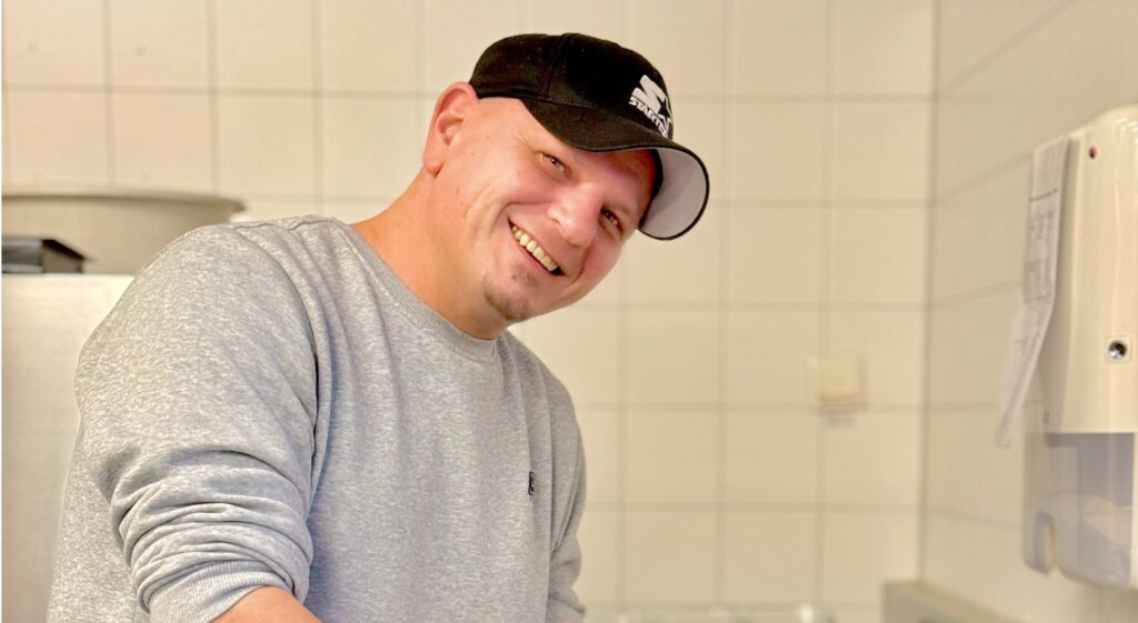 Mann am arbeiten und lacht